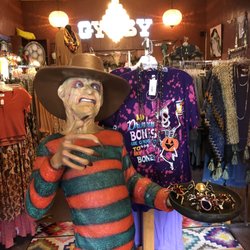 B’Maries Shiner Boutique - As you enter B ' Marie's your greeted by the host (for now).