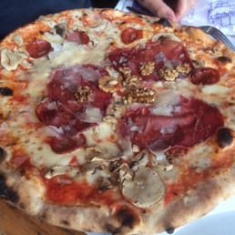 Walnut and smoked ham pizza
