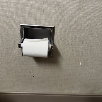 Best Western La Plata Inn - Stained and filthy bathroom walls - Hotels Near Me - La Plata, Maryland