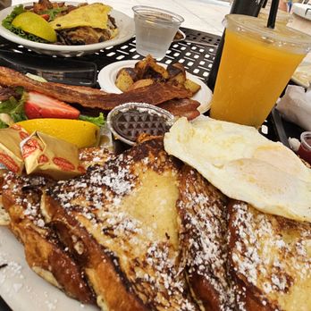 Simple Simon's Bakery & Bistro - This place had a line to the door and I know why breakfast here was delicious and they brought the food less than 10 mins from ordering - Bakeries Near Me - Riverside, California