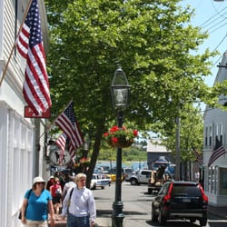 Martha's Vineyard Tour Guide - Enjoy a guided tour of the picturesque village of Edgartown on Martha's Vineyard.