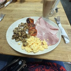 Golden Cafe - Traditional breakfast