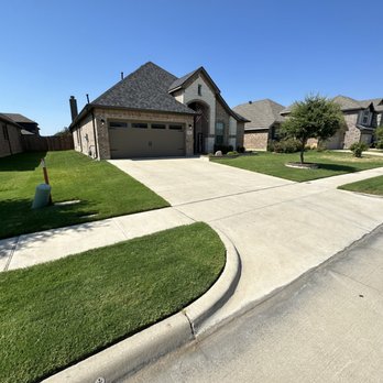 Paz’s Cuts & edges - a driveway in a residential neighborhood - Lawn Services Near Me Paz’s Cuts & edges - a driveway in a residential neighborhood - Lawn Services Near Me