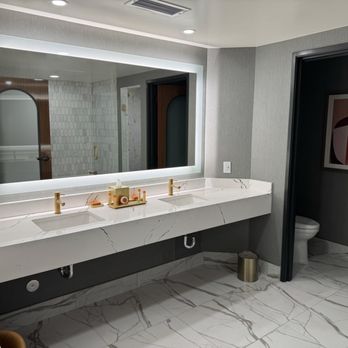 Peppermill Resort Spa Casino - Tuscany Bathroom - Hotels Near Me - Reno, Nevada
