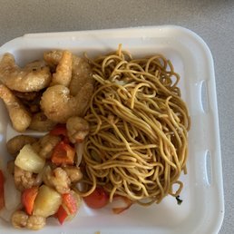 Suppose to be half rice/ half lo mein . With baby portioned food . Dispicable. Suppose to be half rice/ half lo mein . With baby portioned food . Dispicable.
