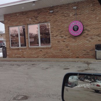 Home Cut Donuts - A great donut place w/ good coffee. Longtime Joliet Institution - Donuts Near Me - Joliet, Illinois