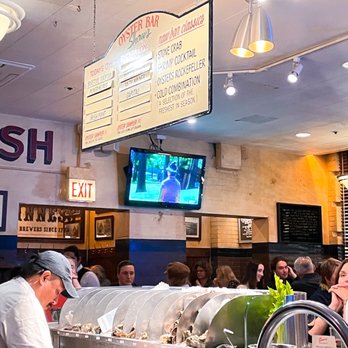 Shaw's Crab House - customers at the bar - Seafood Near Me - Chicago, Illinois Shaw's Crab House - customers at the bar - Seafood Near Me - Chicago, Illinois