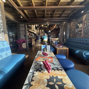 Trader Vic's - Corner table in the cocktail lounge - Hawaiian Near Me - Emeryville, California Trader Vic's - Corner table in the cocktail lounge - Hawaiian Near Me - Emeryville, California