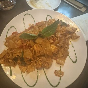 Som Dee Thai Kitchen & Bar - Drunken Noodle - Thai Near Me - Denver, Colorado