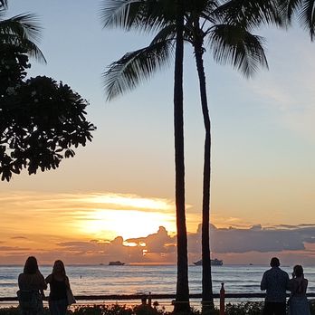 Ali'i Beach Rentals - Waikiki at sunset - Property Management Near Me - Honolulu, Hawaii Ali'i Beach Rentals - Waikiki at sunset - Property Management Near Me - Honolulu, Hawaii