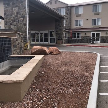 La Quinta by Wyndham Moab - Fountain in front is empty - Hotels Near Me - Moab, Utah