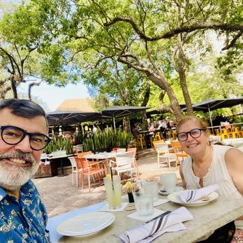 Glass & Vine - awesome setting outside at park - New American Near Me - Miami, Florida Glass & Vine - awesome setting outside at park - New American Near Me - Miami, Florida
