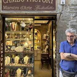 Cameo Factory - Artist who makes cameos, Antonio Spitaletta, master carver