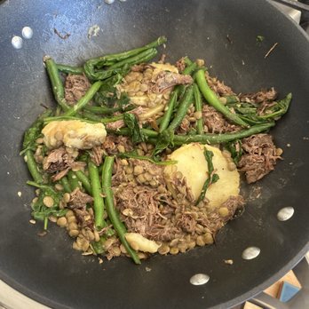Symple Foods - Heating up a beef meal with sweet potatoes, green beans, caramelized onions, spinach, and lentils - Food Delivery Services Near Me - Oakland, California Symple Foods - Heating up a beef meal with sweet potatoes, green beans, caramelized onions, spinach, and lentils - Food Delivery Services Near Me - Oakland, California
