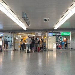 Connect by Hertz España - Mucha gente a las 8 de la mañana.