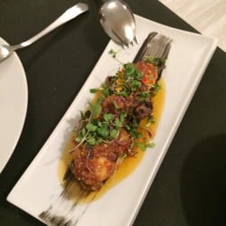 Cyrus Dad - Octopus. Pulpo a la brasa sobre cama de patatas y al pesto rojo.