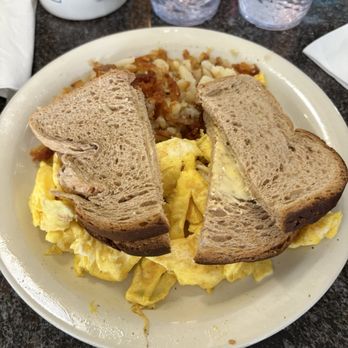 Lincoln Diner - Scrambled eggs with toast - Diners Near Me - Gettysburg, Pennsylvania