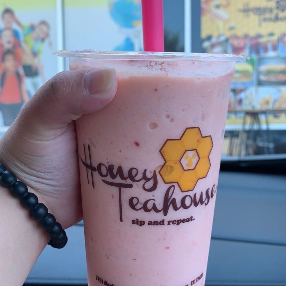 Pineapple Strawberry Smoothie w/ strawberry poppers