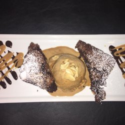 Orione - Brownie con helado de dulce de leche, castañas de cajú  y salsas de chocolate y DDL