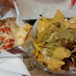 California Burritos Company - Los nachos son geniales!!! Vienen con carne, guacamole, porotos negros y queso! Una bomba de sabor!!!