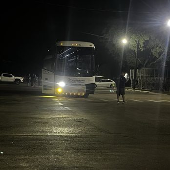 USA Caribbean Tours - The replacement bus arriving in Miami. Drove over 3 hours crashed with inoperable equipment & 50 kids on the bus. - Bus Tours Near Me - Miami, Florida USA Caribbean Tours - The replacement bus arriving in Miami. Drove over 3 hours crashed with inoperable equipment & 50 kids on the bus. - Bus Tours Near Me - Miami, Florida