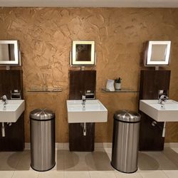 Hotel NH Vienna Airport Conference Center - Lobby restroom