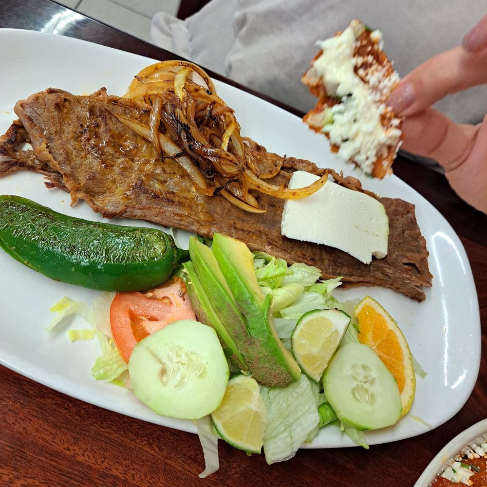 Sin Chile No Hay Paraiso - Bistec encebollada - Mexican Near Me - Montebello, California Sin Chile No Hay Paraiso - Bistec encebollada - Mexican Near Me - Montebello, California