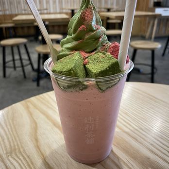 tsujiri - Strawberry matcha float - Ice Cream & Frozen Yogurt Near Me - Auckland, AUK tsujiri - Strawberry matcha float - Ice Cream & Frozen Yogurt Near Me - Auckland, AUK