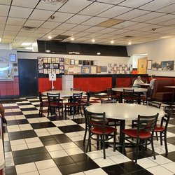 Wedgewood Fernando's Pizza - Austintown - Dining area