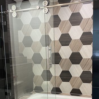 Glass & Mirror Pros - Frameless sliding glass door in master bath. - Glass & Mirrors Near Me - Palm Desert, California Glass & Mirror Pros - Frameless sliding glass door in master bath. - Glass & Mirrors Near Me - Palm Desert, California