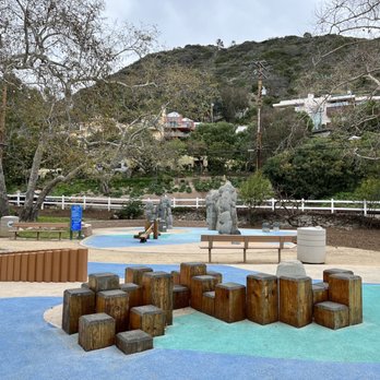 Las Flores Creek Park - Wood to climb - Parks Near Me - Malibu, California
