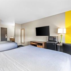 Super 8 by Wyndham Farmington - Guest room