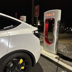 Tesla Supercharger - Ashland - Charging up