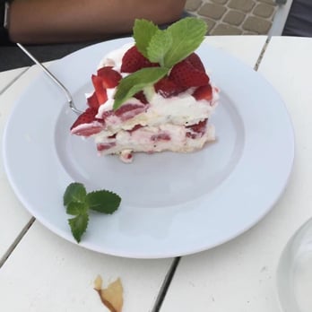 White Marlin Restaurant & Lounge - Strawberry meringue cake - Modern European Near Me - Sopot, PM White Marlin Restaurant & Lounge - Strawberry meringue cake - Modern European Near Me - Sopot, PM