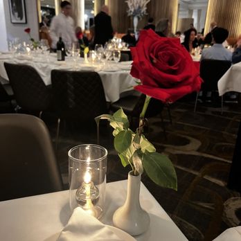 Il Mulino - rose in a vase on a table - Italian Near Me - New York, New York Il Mulino - rose in a vase on a table - Italian Near Me - New York, New York