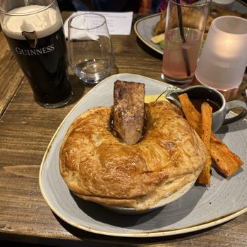 The Coal Hole - Beef shin, brisket and rib pie - Pubs Near Me - London, XGL The Coal Hole - Beef shin, brisket and rib pie - Pubs Near Me - London, XGL