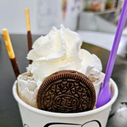 ZRolls Ice Cream - Summit - Cookies n Cream - Oreo, vanilla ice cream, whipped cream, pocky stick