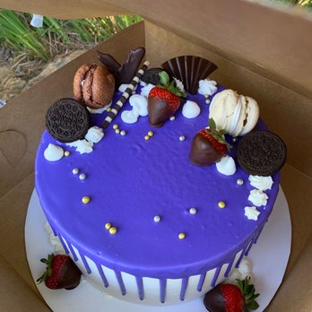 Fantasy Cakes - Gender reveal, vanilla and cream - Desserts Near Me - Vacaville, California