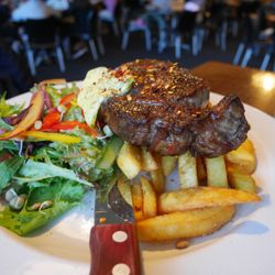 Mount Cook Backpacker Lodge - Steak and a huge pile of chips