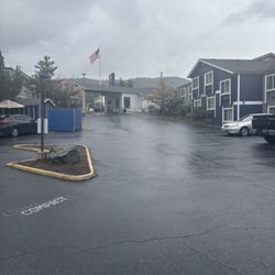 Red Lion Inn & Suites Grants Pass - Spacious off-street parking lot