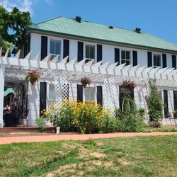 Defiance Ridge Vineyards - Beautiful historic home at Defiance