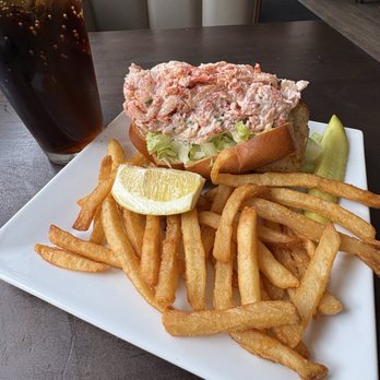 Rockafella's Restaurant - Lobster Roll - American Near Me - Salem, Massachusetts