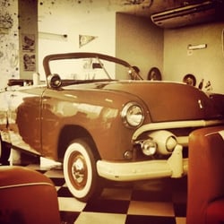 Carro antigo que compõe a decoração da lanchonete.