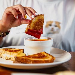 Uncle Eddie's - Grilled Cheese and Tomato soup - CLASSIC