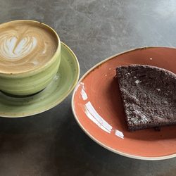 Viskan Express Knalleland - Caffe Latte with Oat Milk and Kladdkaka (Swedish gooey chocolate cake)