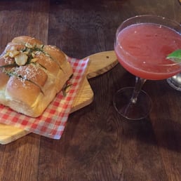 Garlic bread and a delicious strawberry daiquiri!