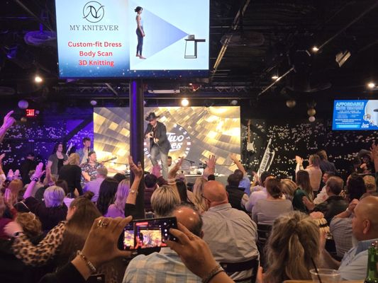 Two Tones Dueling Piano Bar by null