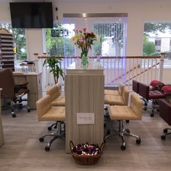 Nail drying station