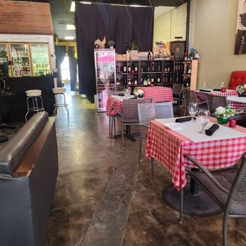 Owens Italiano - Inside of restaurant - Italian Near Me - Chino, California Owens Italiano - Inside of restaurant - Italian Near Me - Chino, California