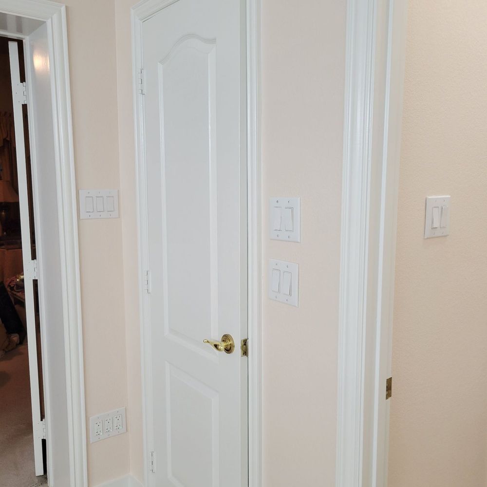 Elite Renovations - After pic with fresh paint and door trim - General Contractors Near Me - Richardson, Texas Elite Renovations - After pic with fresh paint and door trim - General Contractors Near Me - Richardson, Texas